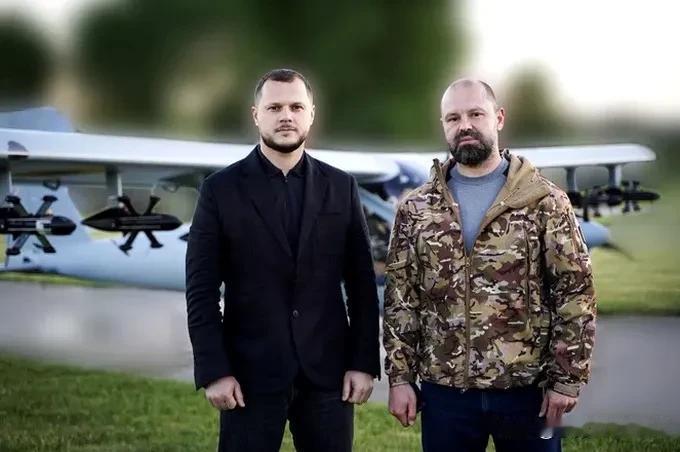 乌克兰将一架民用AeropraktA-32超轻型飞机改装成空中“母机”——
