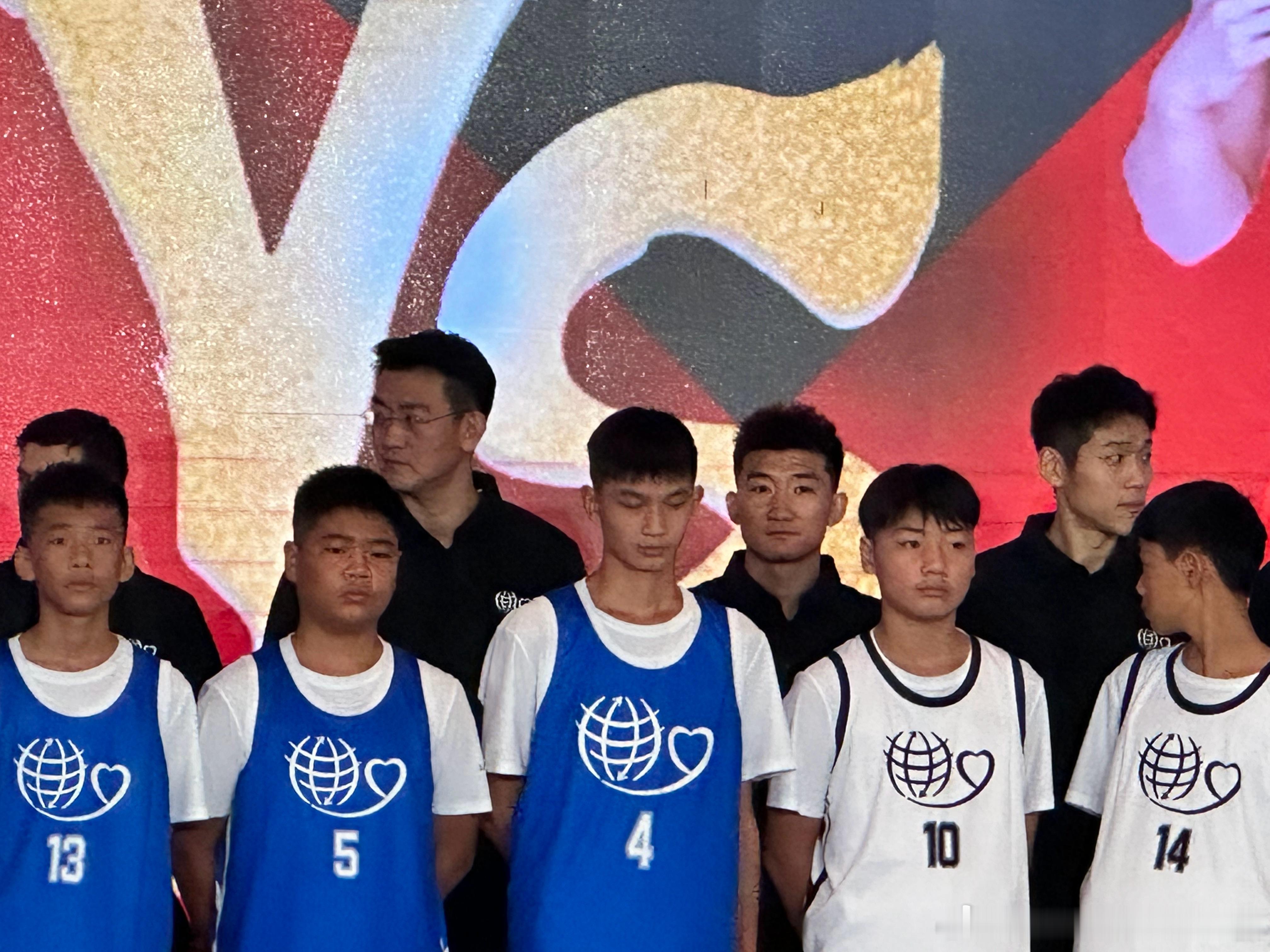 这位4号小朋友你好，你挡着我孙总了[doge][doge]姚基金慈善赛​​​