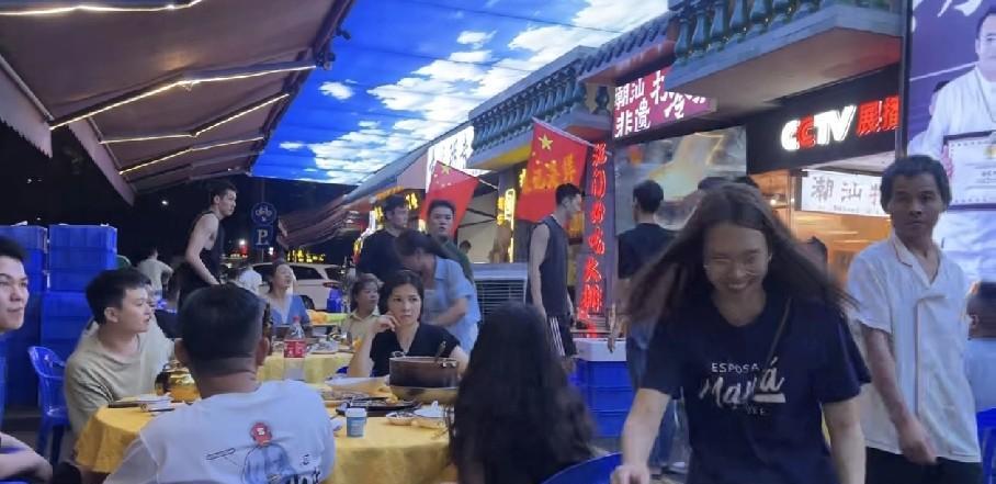 胡明轩请客吃饭！昨天晚上，广东男篮在胡明轩带领下，最终以85：51轻松地大胜对