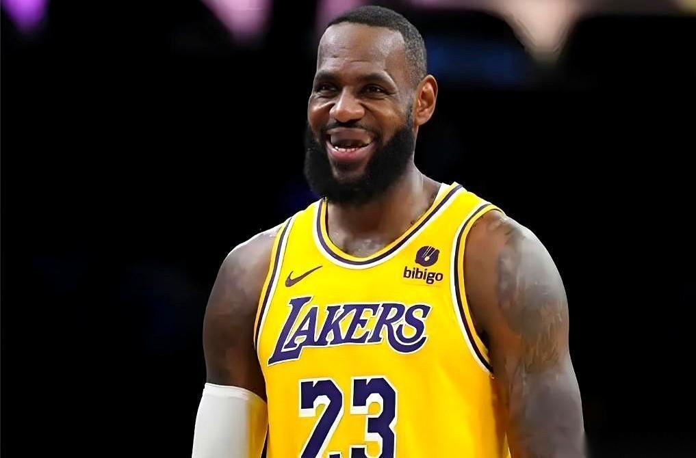 刚上任的教练，屁股还没坐热呢，就跟队里那个最有话语权的人掰上腕子了。这事儿想想