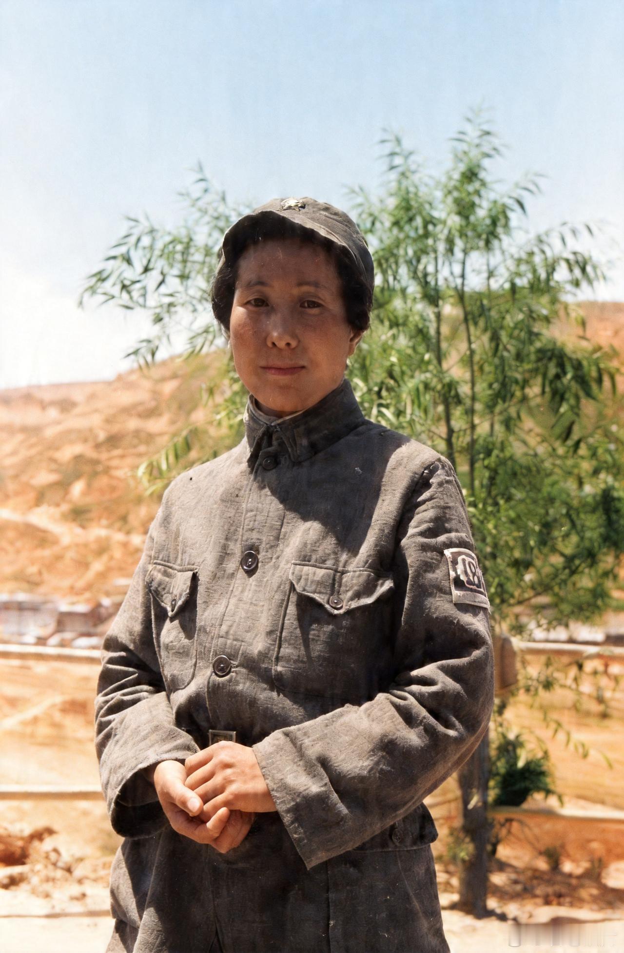 这位八路军女战士是谁？她穿着一身八路军粗布军装，袖口挽起，双腿上打着结实的绑腿，