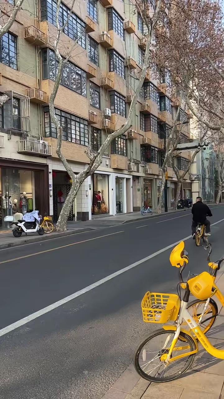 没有年味的上海。现在是除夕前一天，上海人叫小妮。这是上海很有名的南昌路，这里上