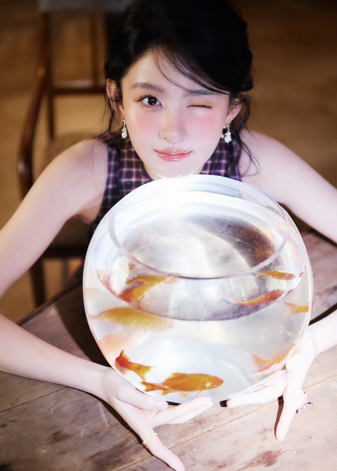 赵晴这组照片真的美得我眼前一亮又一亮的，好清透好有生命力的氧气美女