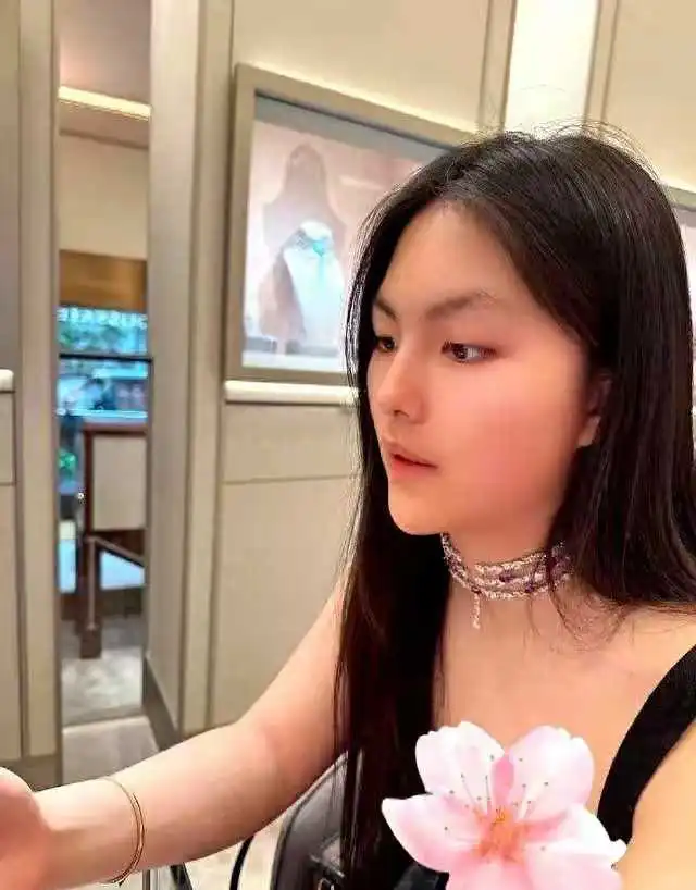 王诗龄把价值460万的项链，戴在脖子上，简直太有实力了！