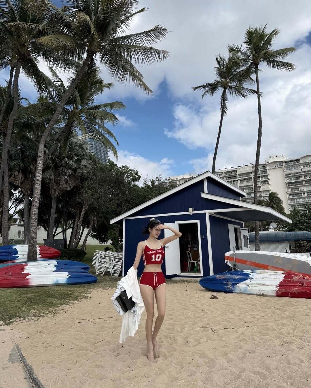 度蜜月的朴孝敏朴孝敏婚后到夏威夷度蜜月，这身材好火辣。姐这蜜月度完了，姐夫还登的
