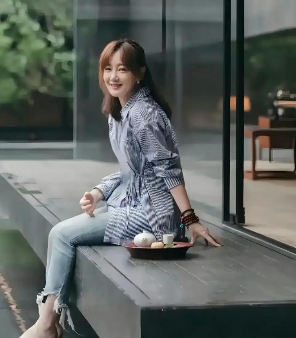 她靠“修行”年入千万，秘诀是每天打坐时开直播。你没看错。薛佳凝的静心禅房，