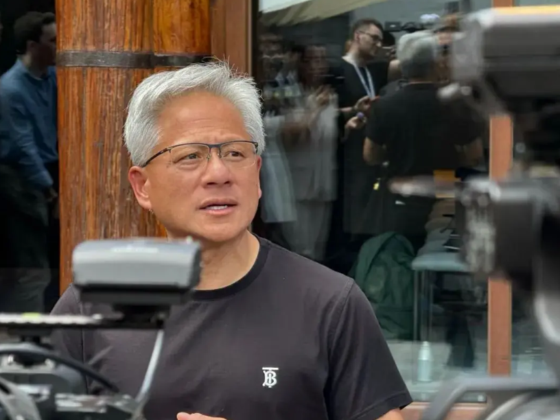 英伟达被迫向特朗普“上供”，从中国赚到的钱，15%如数上缴美国国库！为换取向