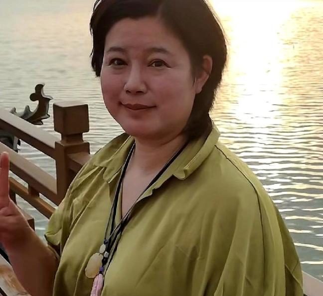 素颜、短发、圆润、眼袋清晰可见这哪有半分当年叱咤T台的样子超模于娜近照翻车？