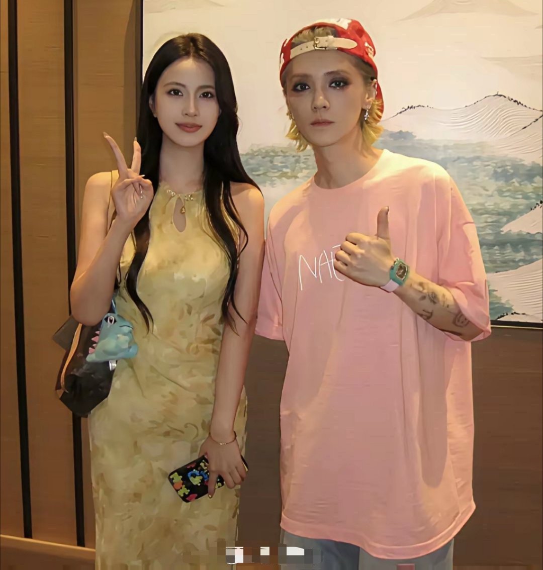 离开了关晓彤的鹿晗，变得更有个性了，这妆容好酷啊！