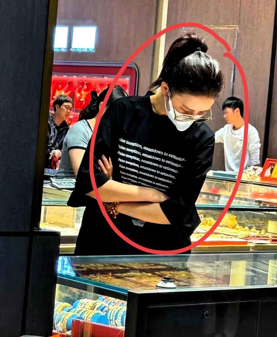 金价疯涨时狂扫金饰？佟丽娅这波操作哪是花钱，分明是给普通人上了堂理财课！4