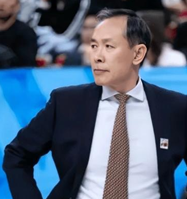 北京男篮主教练许利民直呼球队需要一个超级外援。北京男篮主教练许利民谈球队即将更换