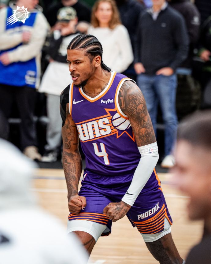 其实格林现在的打法是有点像新秀时期布克的当时的布克还不算成熟，拿到球的第一反