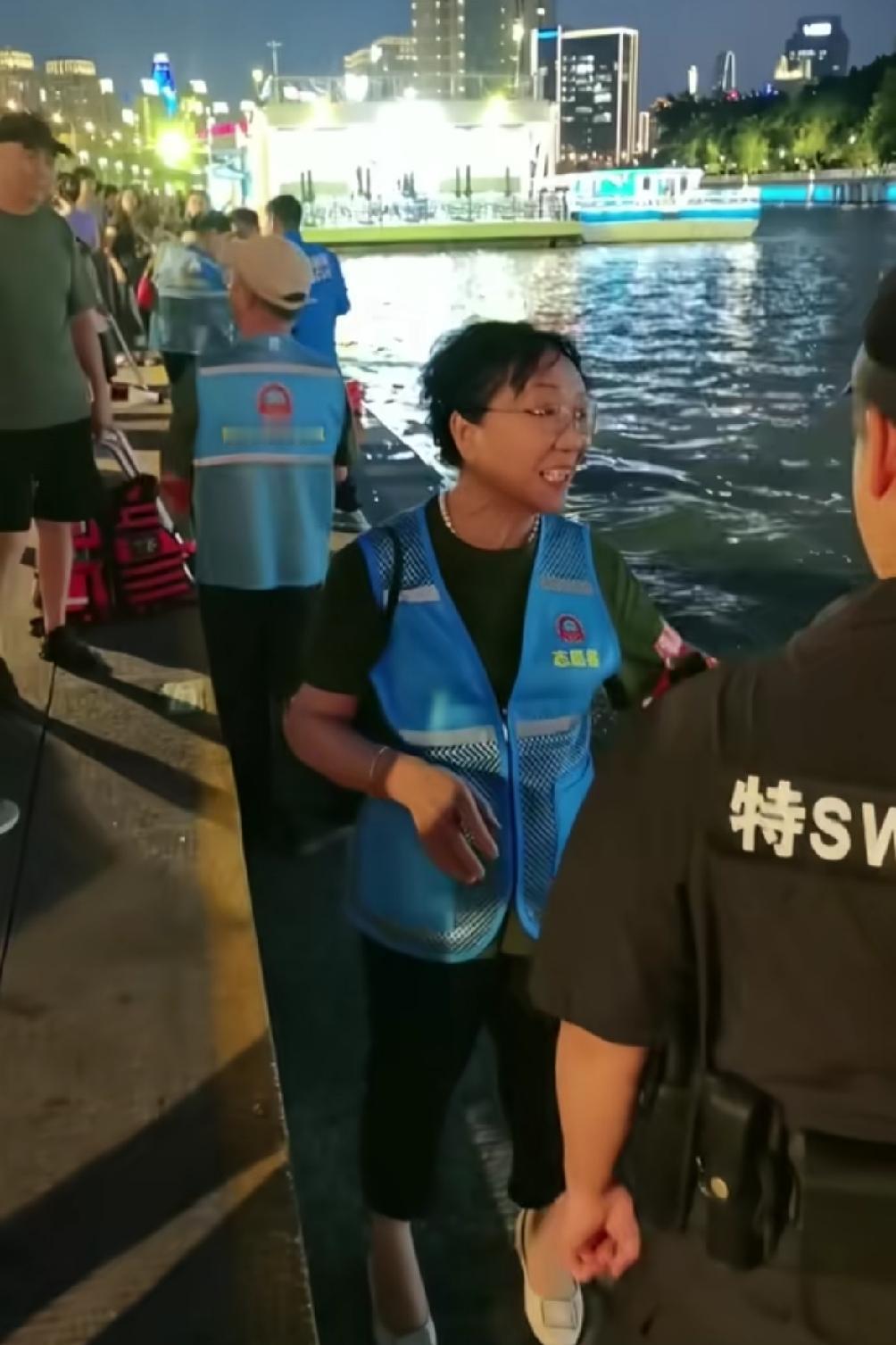 友友们你是否感觉这是在消耗公共资源。看到海河边这么多警察叔叔加班加点24小时巡视
