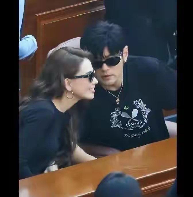 刚唱完青岛直奔上海！周杰伦昆凌看网球咬耳朵，与许昕夫妇同框​