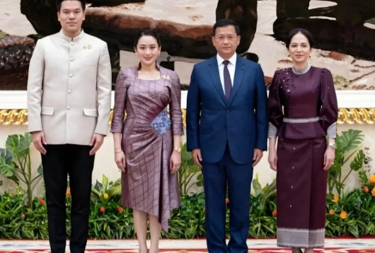 当佩通坦与洪玛奈的妻子同框亮相时，气场上的差距可谓一目了然。不论是身材还是气质，