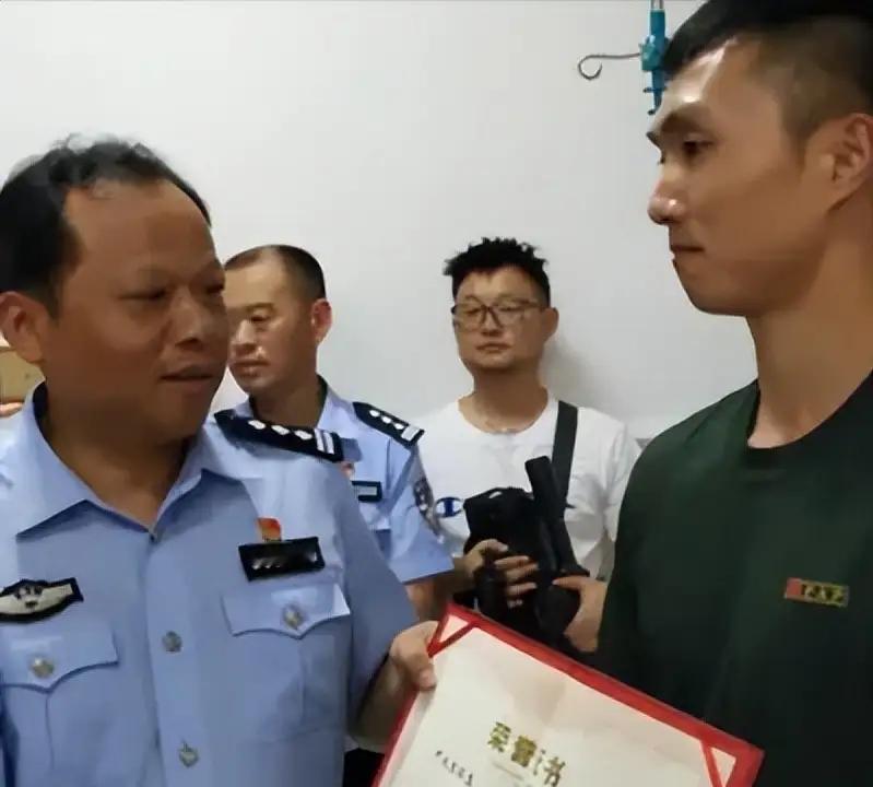 2019年，退伍军人尹文杰在抓小偷时，突然看到了小偷长相，他吃了一惊，赶紧松手，