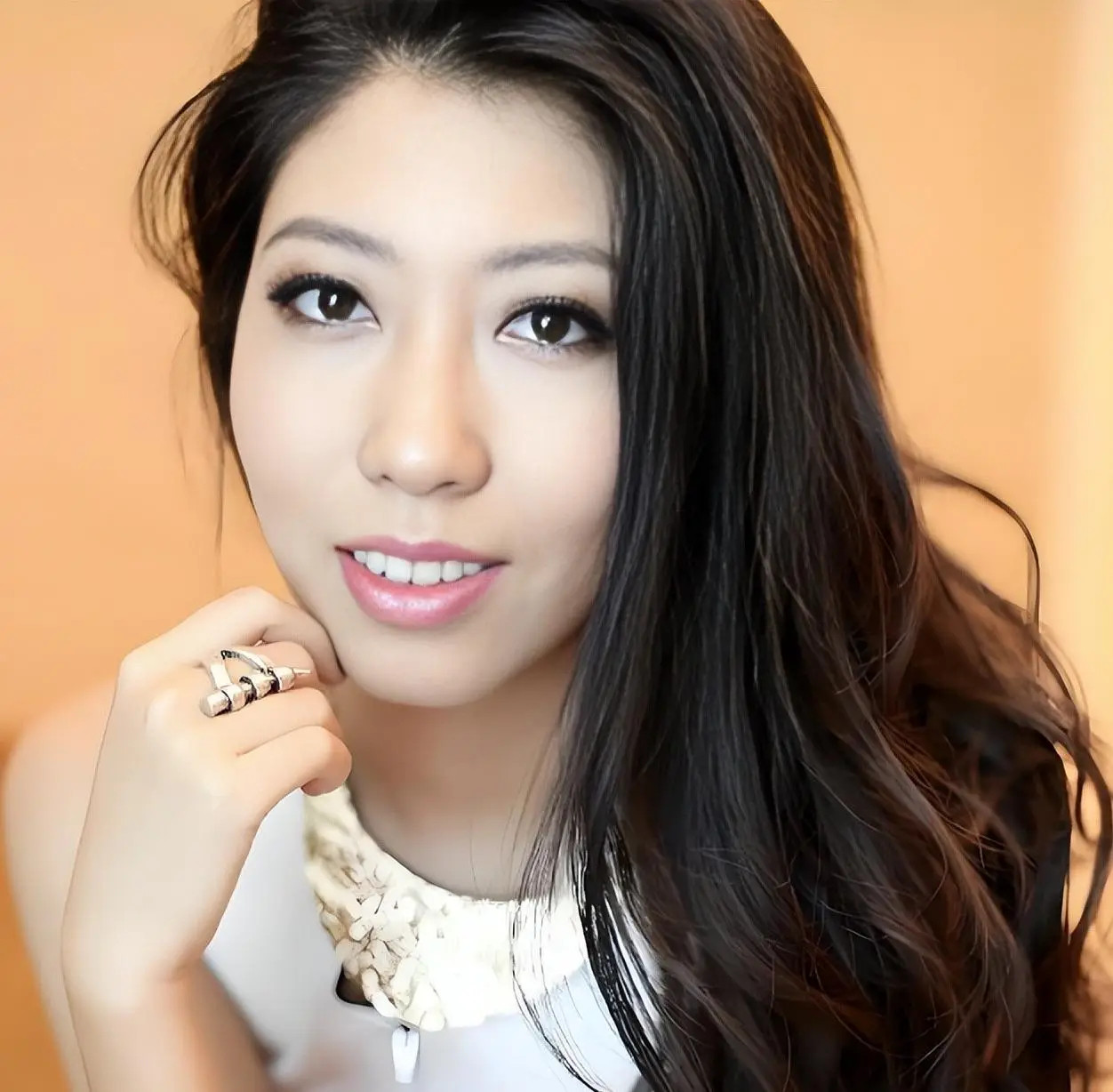曲婉婷患癌曲婉婷，癸亥壬戌辛未。辛金女生于戌月，正印当令，月上壬水伤官，年
