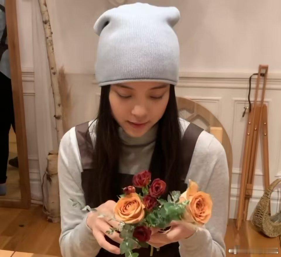 柏林偶遇欧阳娜娜欧阳娜娜现身柏林拍vlog被路人偶遇，阳光下侧颜对着镜头浅笑，