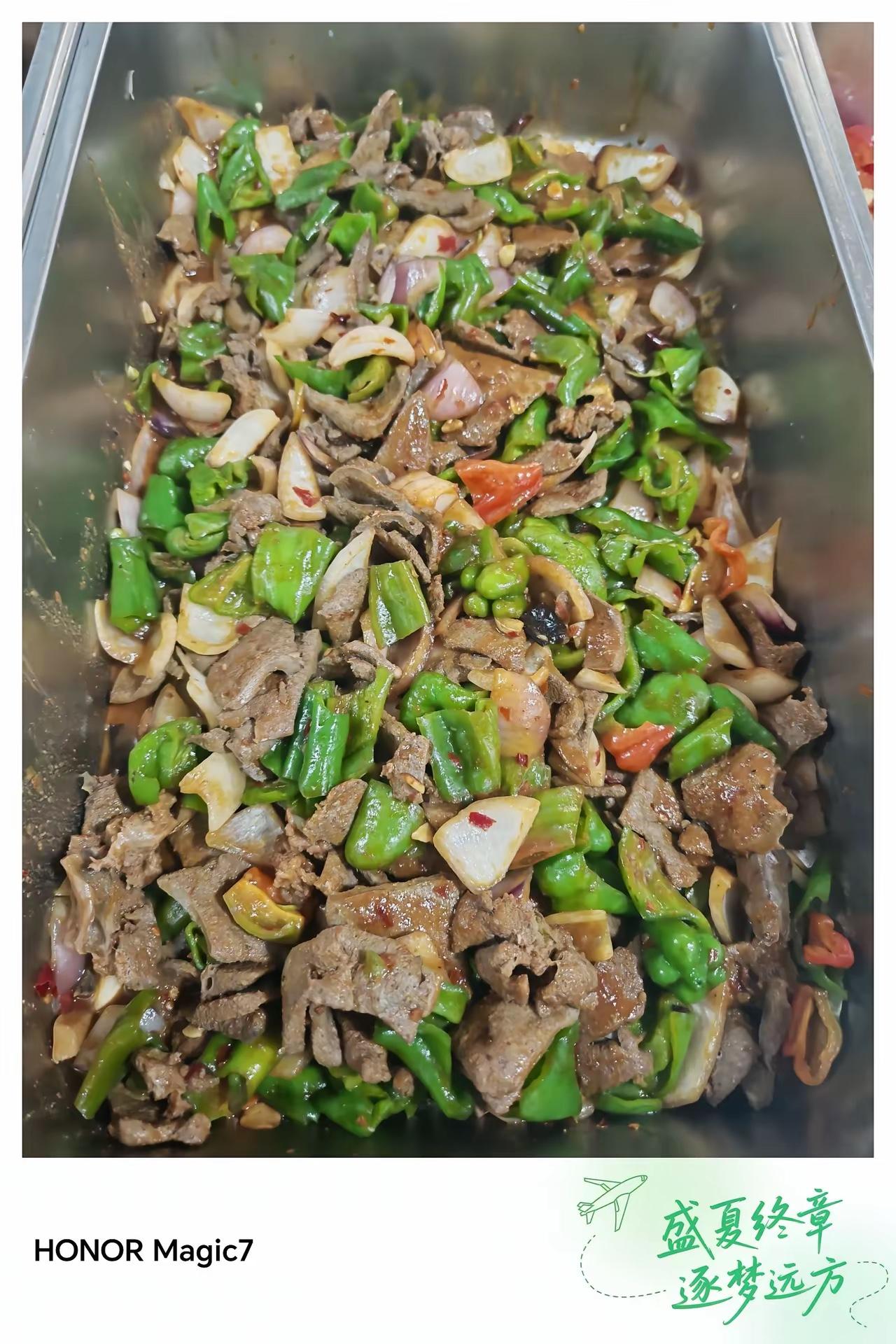 这伙食超过99%的企业食堂了，这是朋友所在的企业食堂，大家觉得怎么样呢？