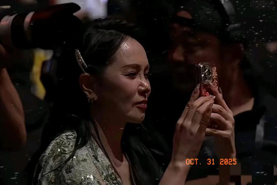 伊能静看手机的样子就足以表现出真的不年轻了：眼角、鼻侧皱纹粗粝，下巴处崎岖不平，