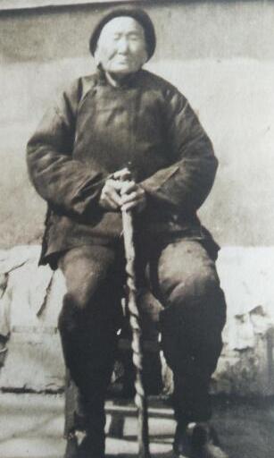 1941年，一位老妇人请汉奸侄子吃饭，突然压低声音道：给我弄300发子弹。侄子一