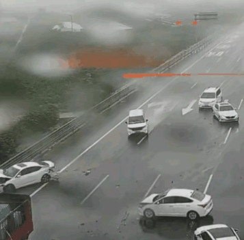 事实证明，开车太快太慢都不行，特别是在高速公路上，尤其是下雨天。这是高速公路4