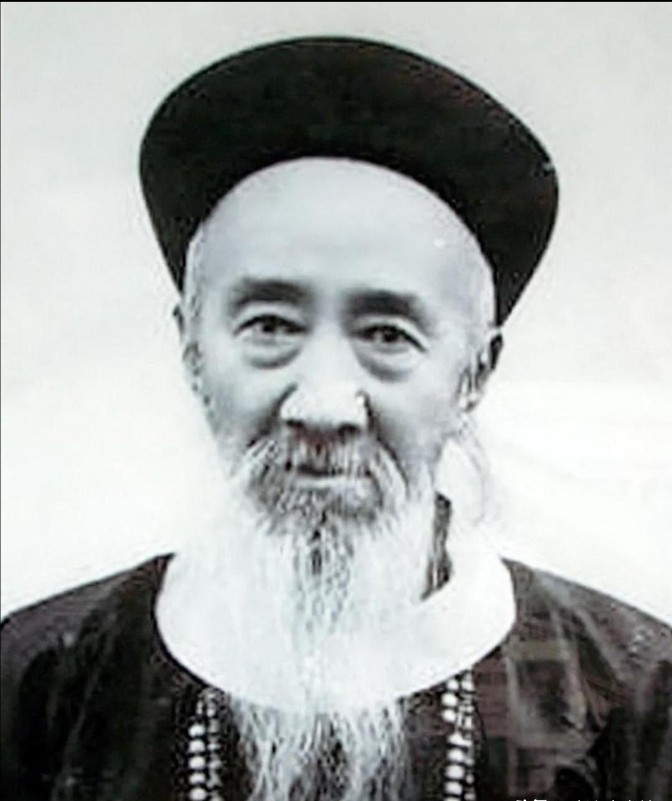 张之洞指着富人，对县令说：“大人，就是他抢了我的马！”县令大声怒斥道：“你这乞丐