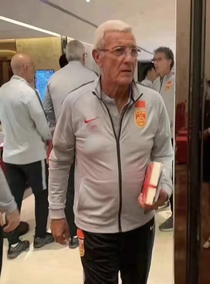 是什么让里皮懵成这样？里皮执教国足那会儿，有一次领导开誓师大会，给所有教练员和球
