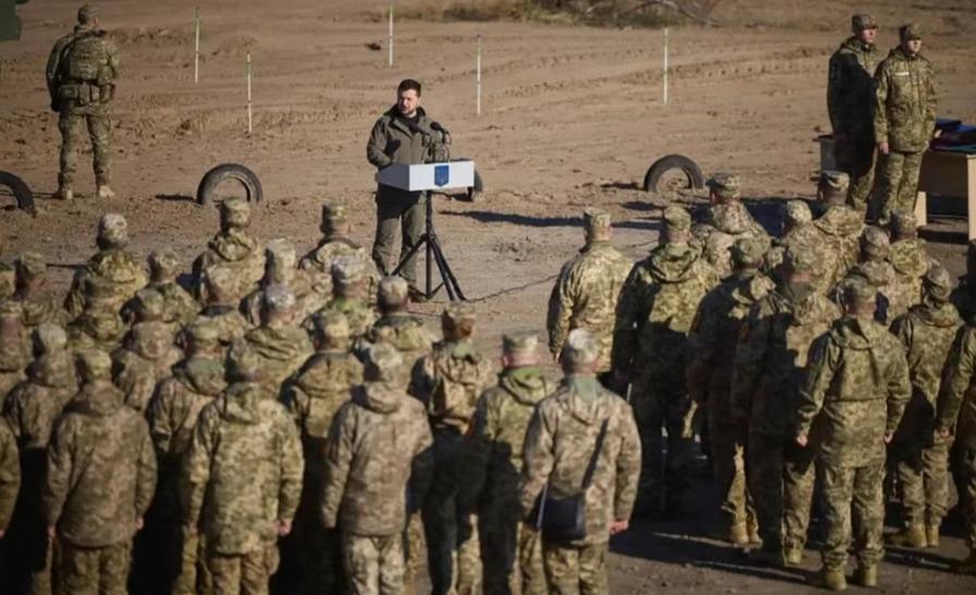 悲剧重演！乌军最优秀无人机操作员聚会，俄导弹在人群中爆炸，乌军死伤惨重！