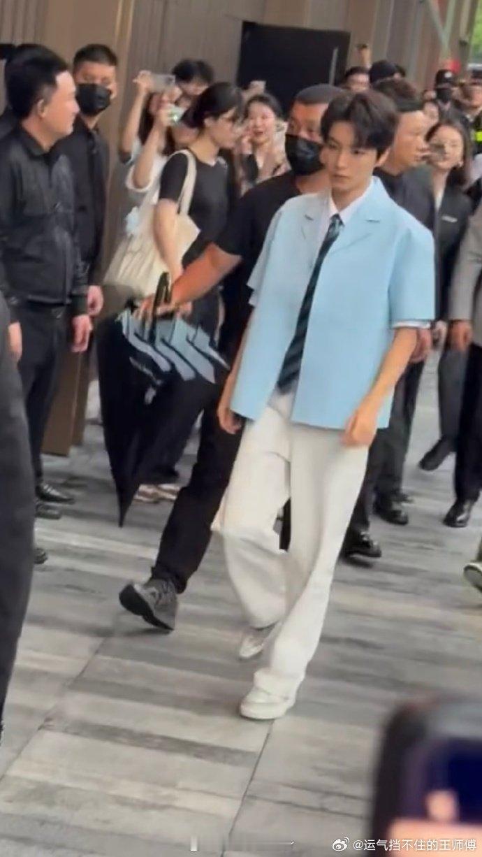 王俊凯这脸小的王俊凯蓝衬衣男大王俊凯脸小精致，蓝衬衣更显“男大”帅气。清