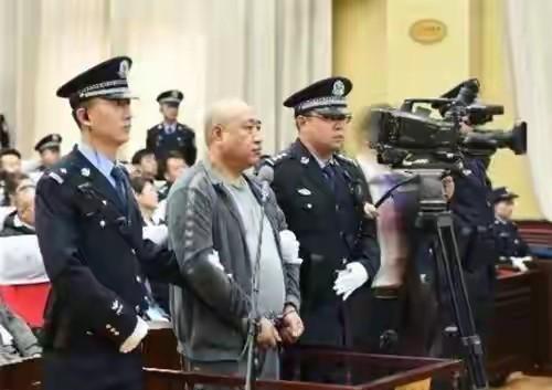 小卖部老板，杀人犯，DNA拖了28年。白银案破了，但不是因为谁突然变聪明了。是