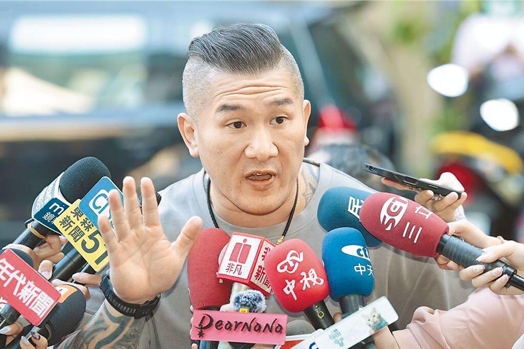 知名网红“馆长”陈之汉开启直播，大肆爆料“选举后的内幕消息”。直播中，他情绪激昂