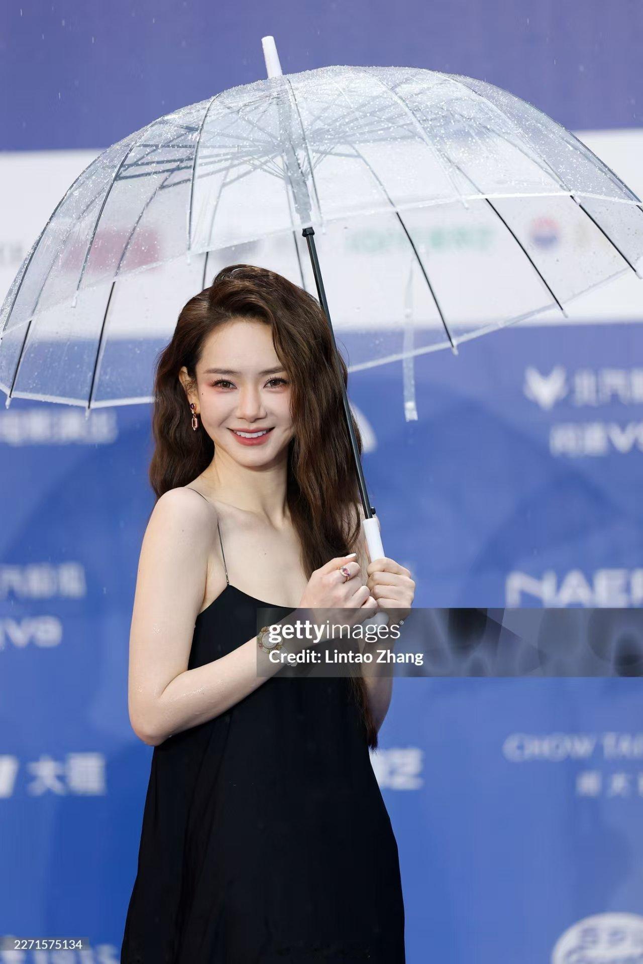 G社镜头下的戚薇北影节红毯自带松弛滤镜，黑裙红唇气场全开，从容又高级