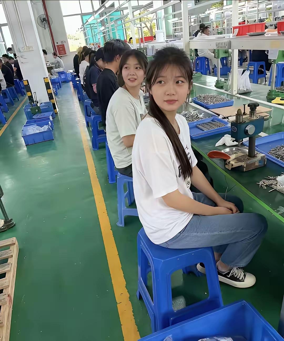 工厂里的小姑娘们正在认真工作，工厂里的姑娘工厂的姑娘工厂的姑娘工厂流水线女