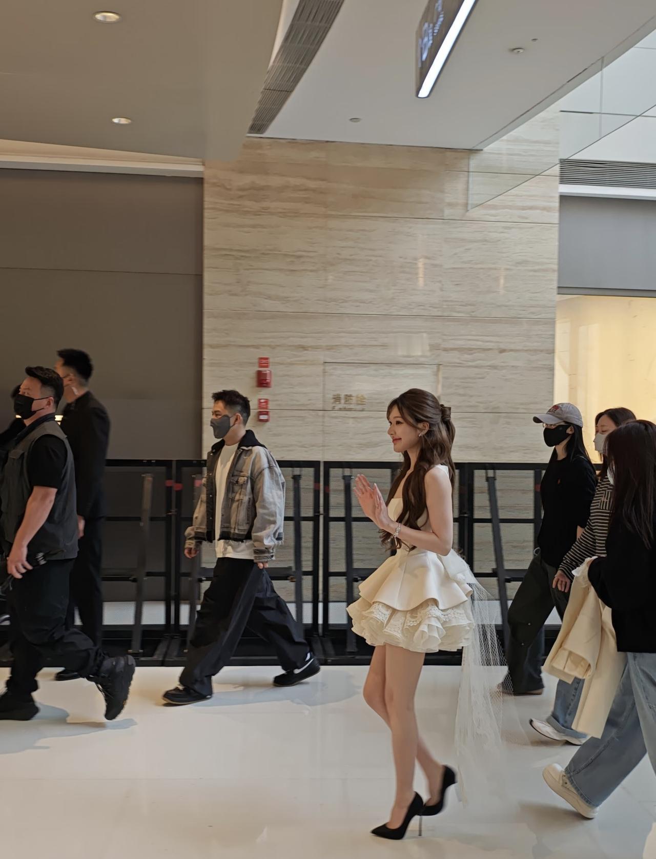 赵露思爸爸妈妈陪同女儿一起成都参加线下活动！露思爸爸妈妈也是普通人，但女儿是