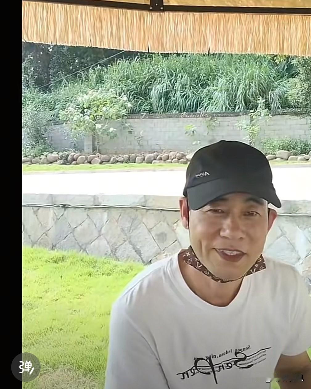 白欢喜一场！47岁撞脸陈小春工人大哥亲自开播澄清：自己并非抱养，家中有两个