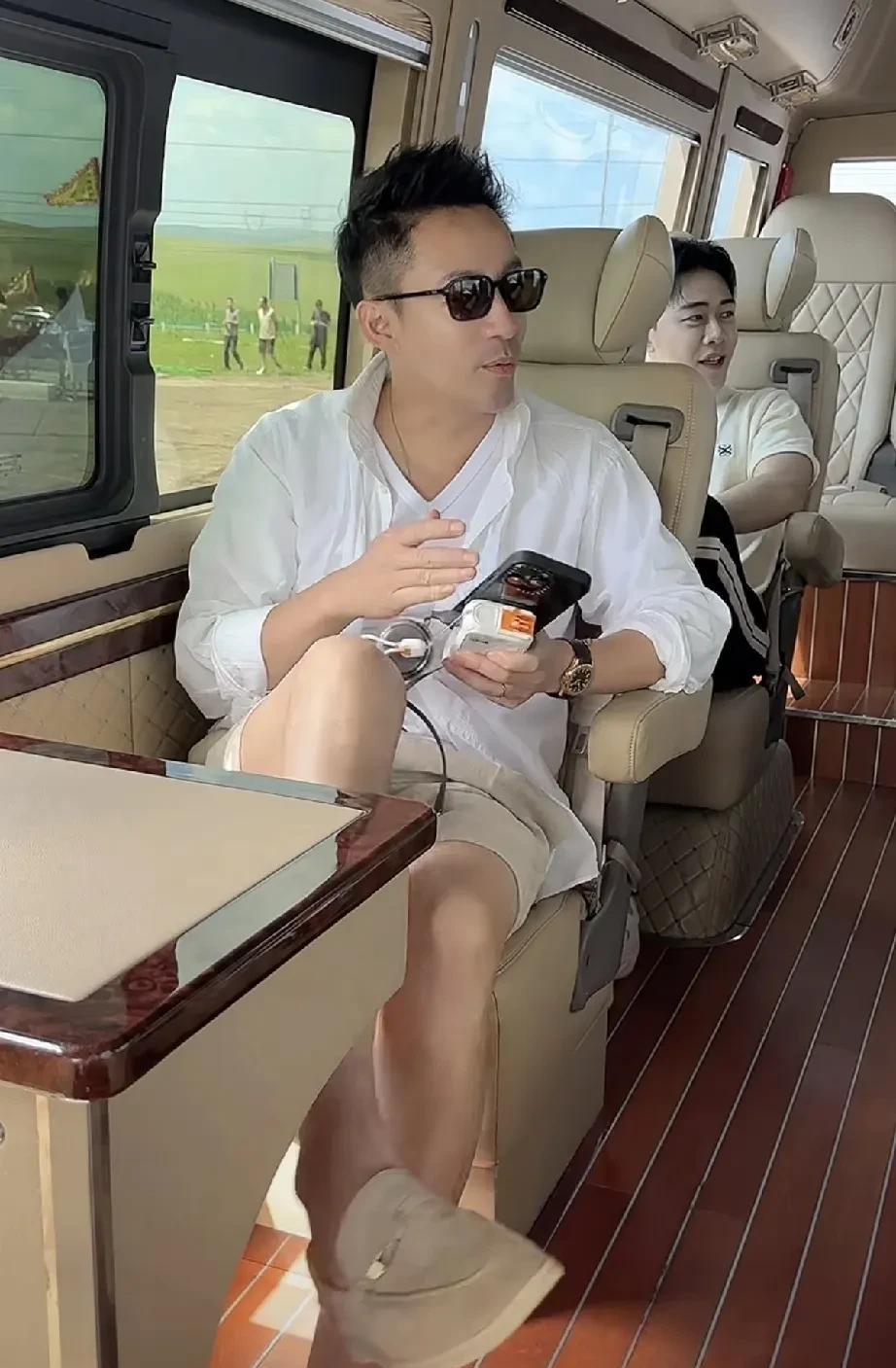大家发现了吗？汪小菲一带俩娃草原游一开心，S妈那边就又开始了！深夜发文想珊珊！其