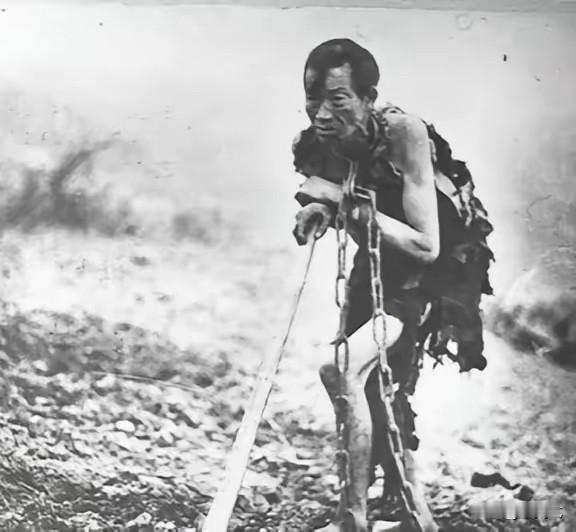 1938年冬天，西藏一位农奴冒着寒冷的天气，正在从事牛马一样的劳动。他一脸苦相，