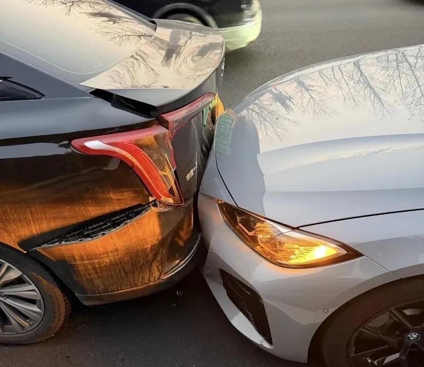 刚看到一个车主在群里晒保单，交强险1900块。另一个车主跟了句：我475。底下炸