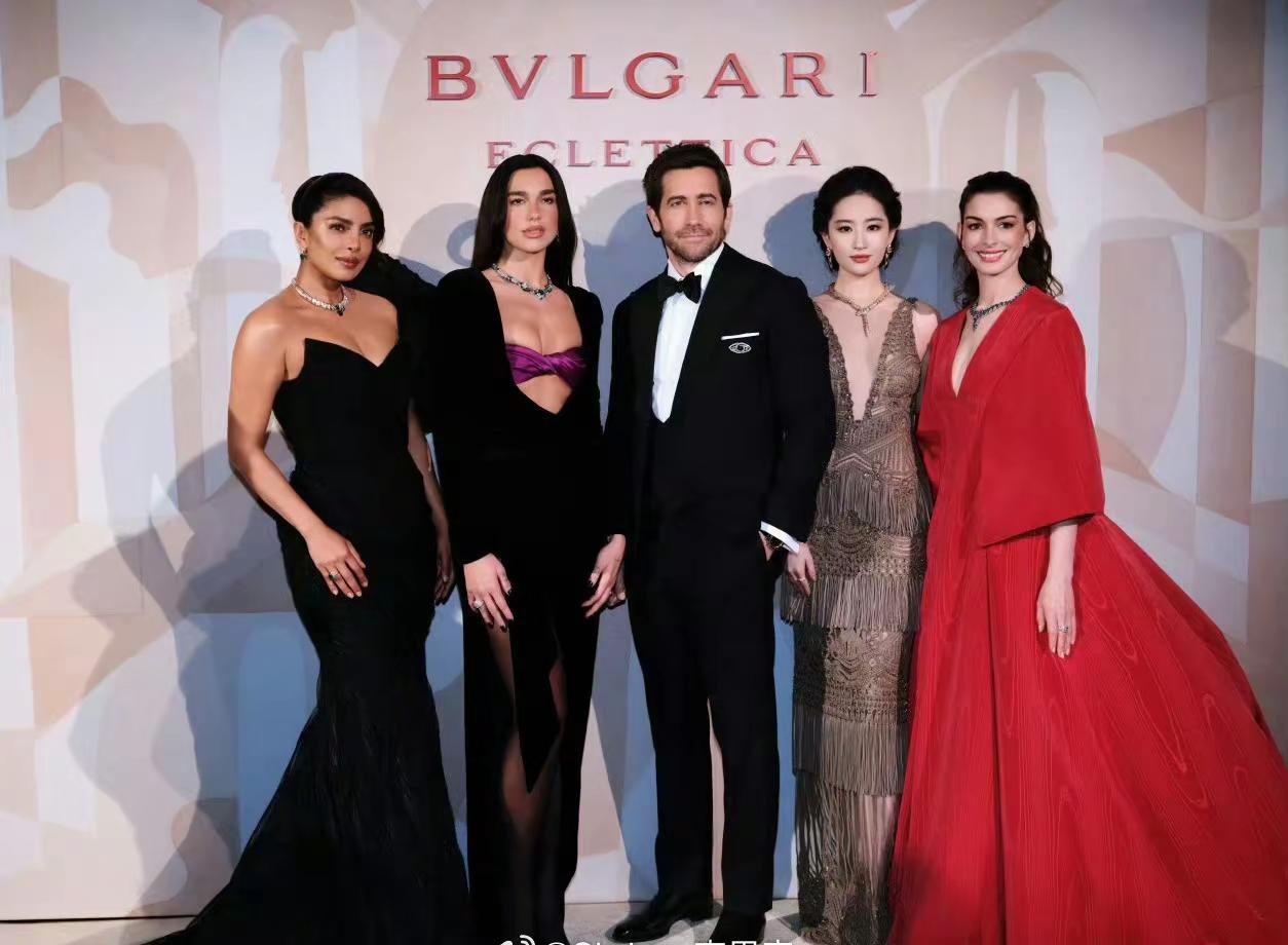 不愧是天仙，在国际舞台上的刘亦菲，依然是焦点！旁边是巨星团队、还有安妮海瑟薇，