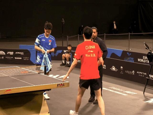 28岁蹦不动了周启豪把毛巾折成豆腐块，旁边18岁的温瑞博还在高抬腿，蹦得地