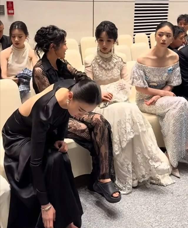 万万没想到你是这样的宋佳[捂脸哭]获奖时穿的得体大方一到了后台，你立马脱下高跟