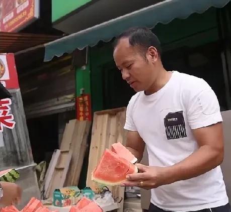 “这瓜不卖，只送救灾英雄！”这是贵州榕江一开水果店的夫妻俩喊出的一句话，她家的