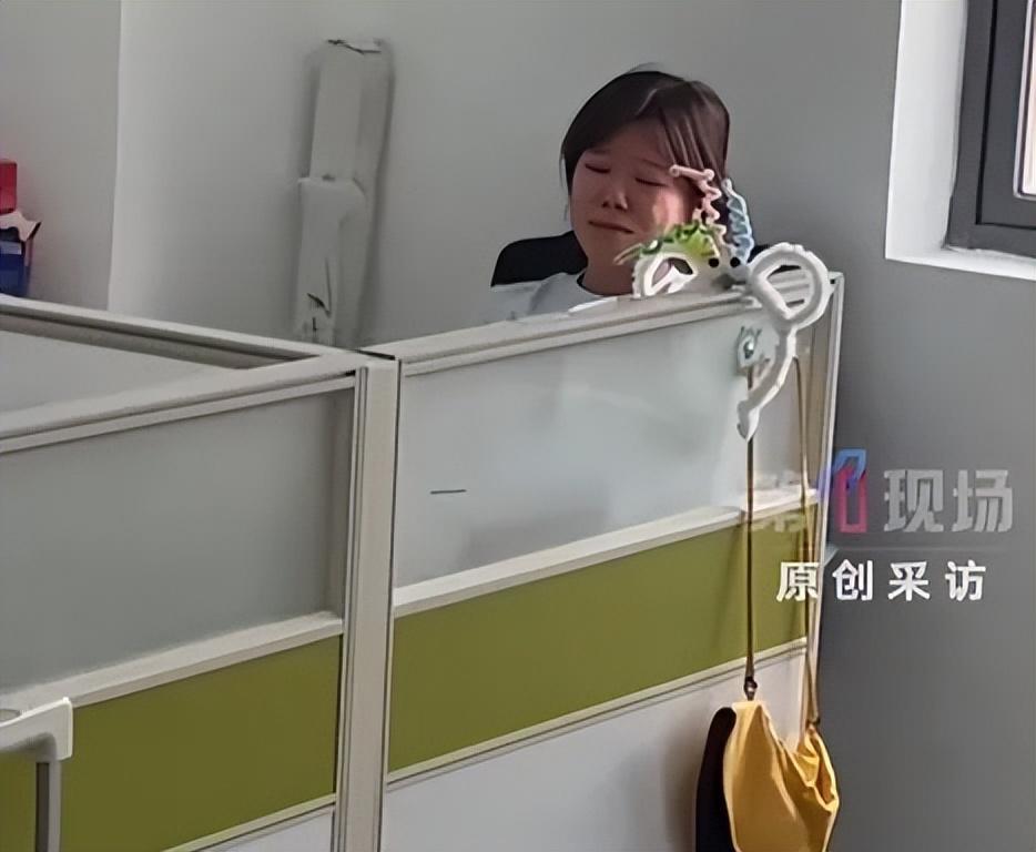 深圳，一位小学老师，在办公室批作业，批着批着，突然哇的一声哭了出来。同事以为她家