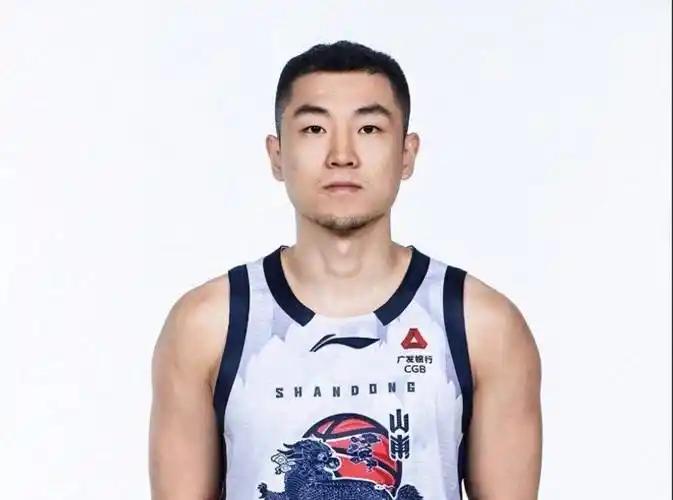 高诗岩轮休，山东男篮结束五连败，同时终结深圳男篮16连胜。山东赢球也导致辽宁男篮