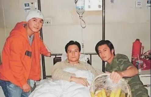 2004年那部古装剧的片场，本该是武打戏的热闹，谁知竟藏着真刀真枪的冲突。两个年