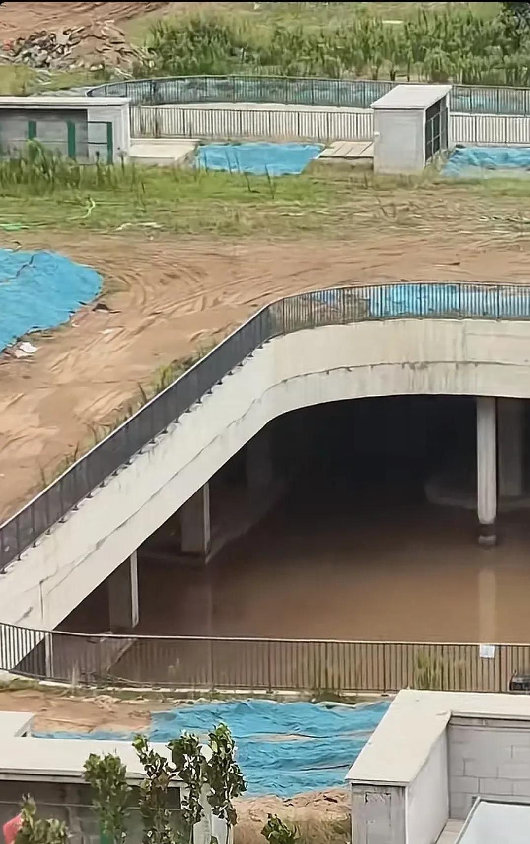 郑州胖东来工地，负一层没有经受住7号下大雨考验，出现了积水情况。现在出现积水问