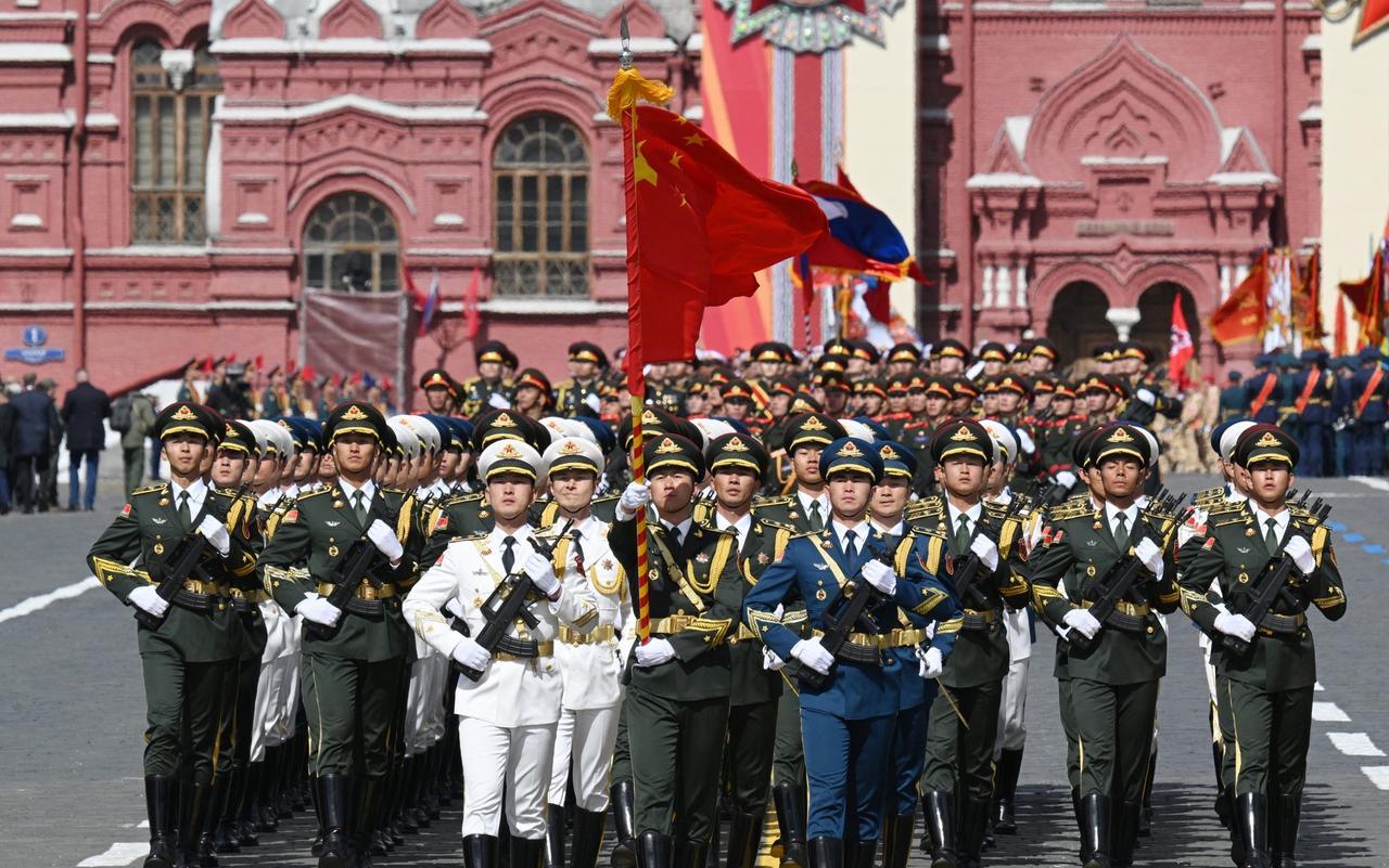 今天，俄罗斯在莫斯科红场举行盛大阅兵式，中国人民解放军仪仗队穿过红场。中方同20