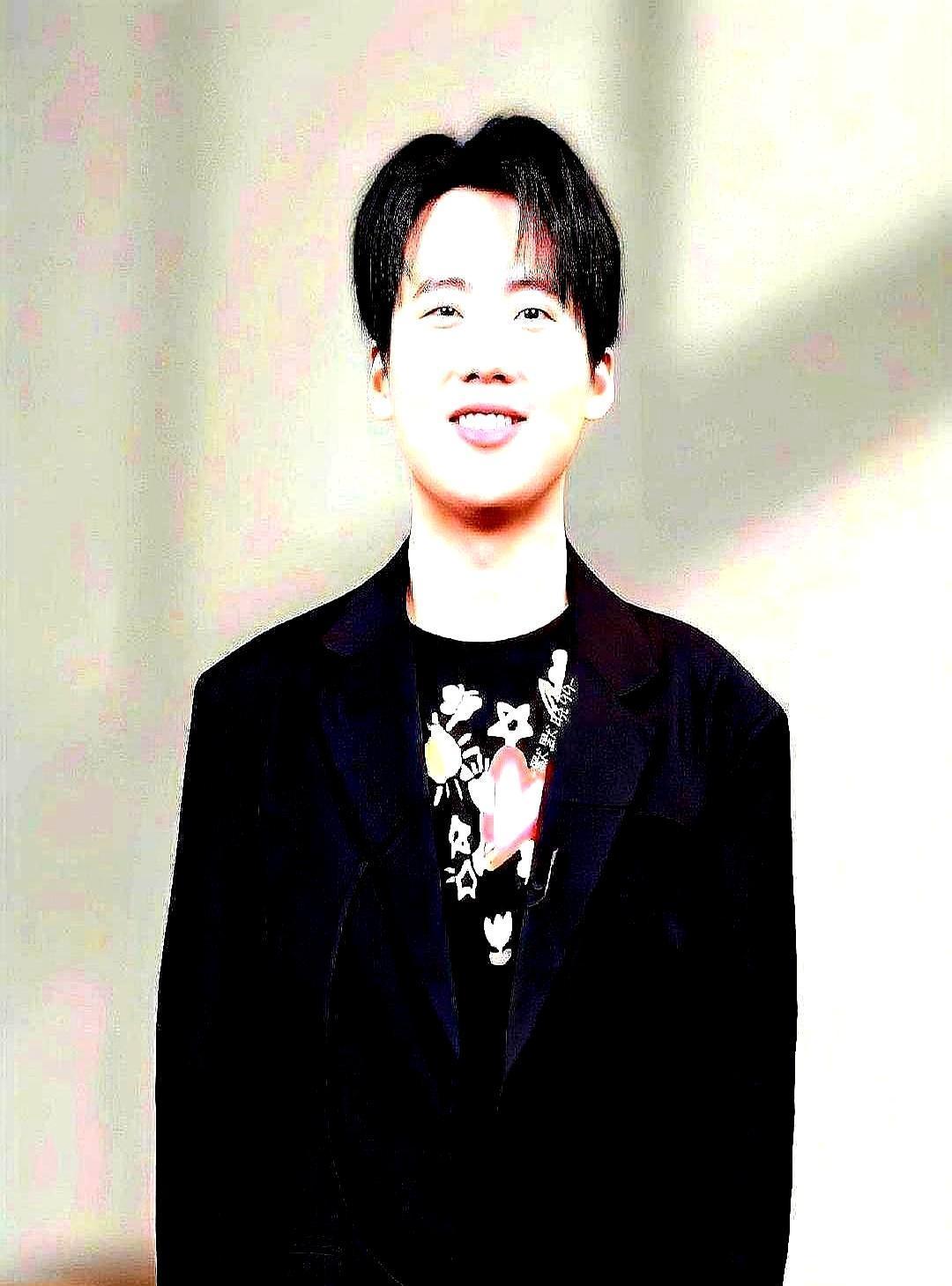 郭麒麟当众骂阎鹤祥“禽兽”。就因为他女友小他七岁。阎鹤祥不慌，转头就把台下的