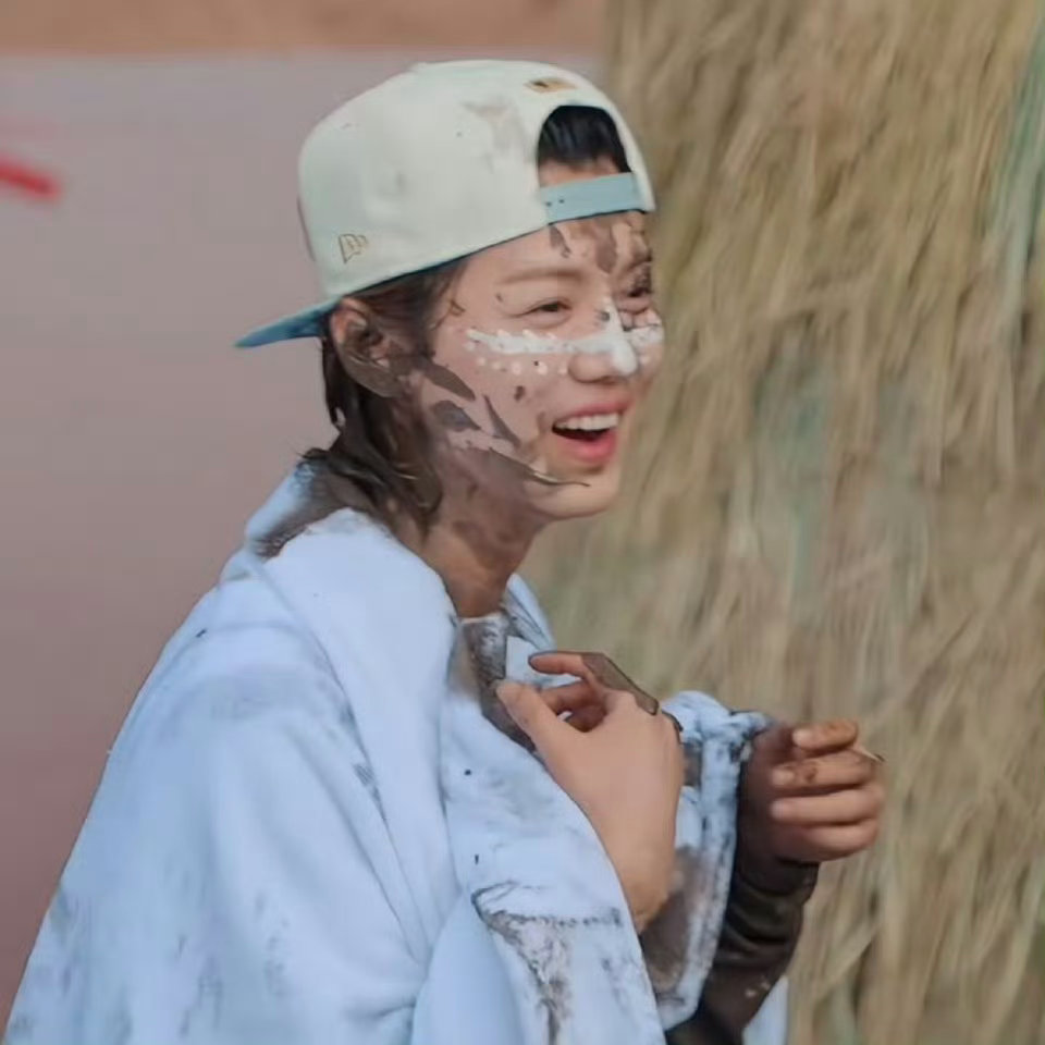 鹿晗黑色果然显瘦谁懂鹿晗泥潭大战的生图暴击！小脸优越到离谱，裹满泥巴后直接秒变“